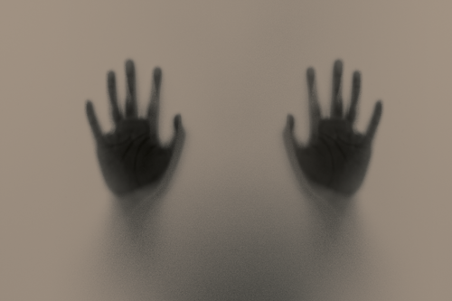 כפות ידיים פרושות על זכוכית