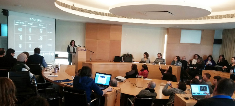 בתמונה: עורכי תוכן ואנשי מקצוע, עובדי האוניברסיטה הפתוחה משתתפים בכנס